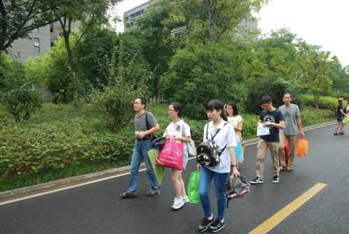 中文151班主任送新生去寝室