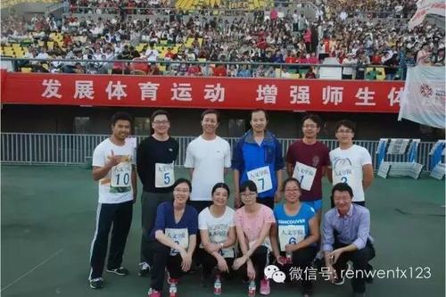 10乘50米第三名队员合影