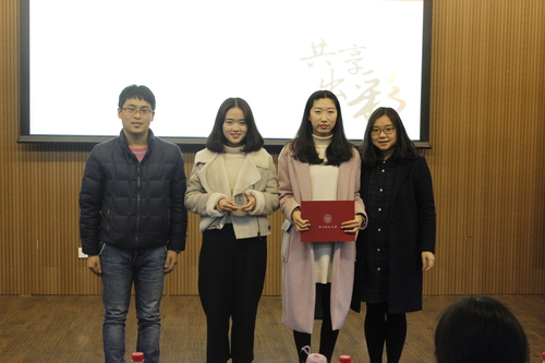 姚永辉老师和孔祥亮老师为挑战杯团队颁奖