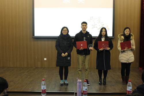 余慧菊老师为卫生部优秀志愿部颁奖