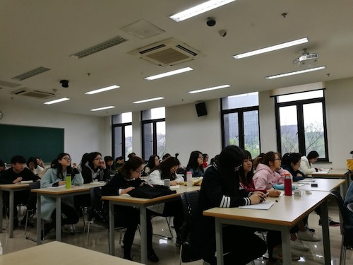 认真听讲的同学们