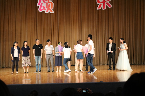 毕业生为教师代表献花