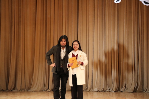 黄岳杰老师为浙江省大学生艺术节戏剧一等奖获得团队颁奖