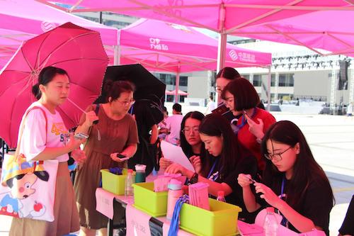 迎新点接待新生