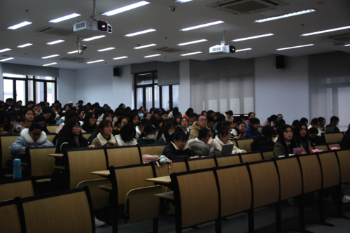 x小黄书
2020级本科生年级大会召开