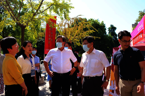 校领导视察迎新工作