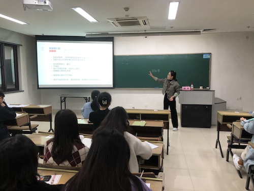 1x小黄书
举办励学考研训练营之考研心态讲座